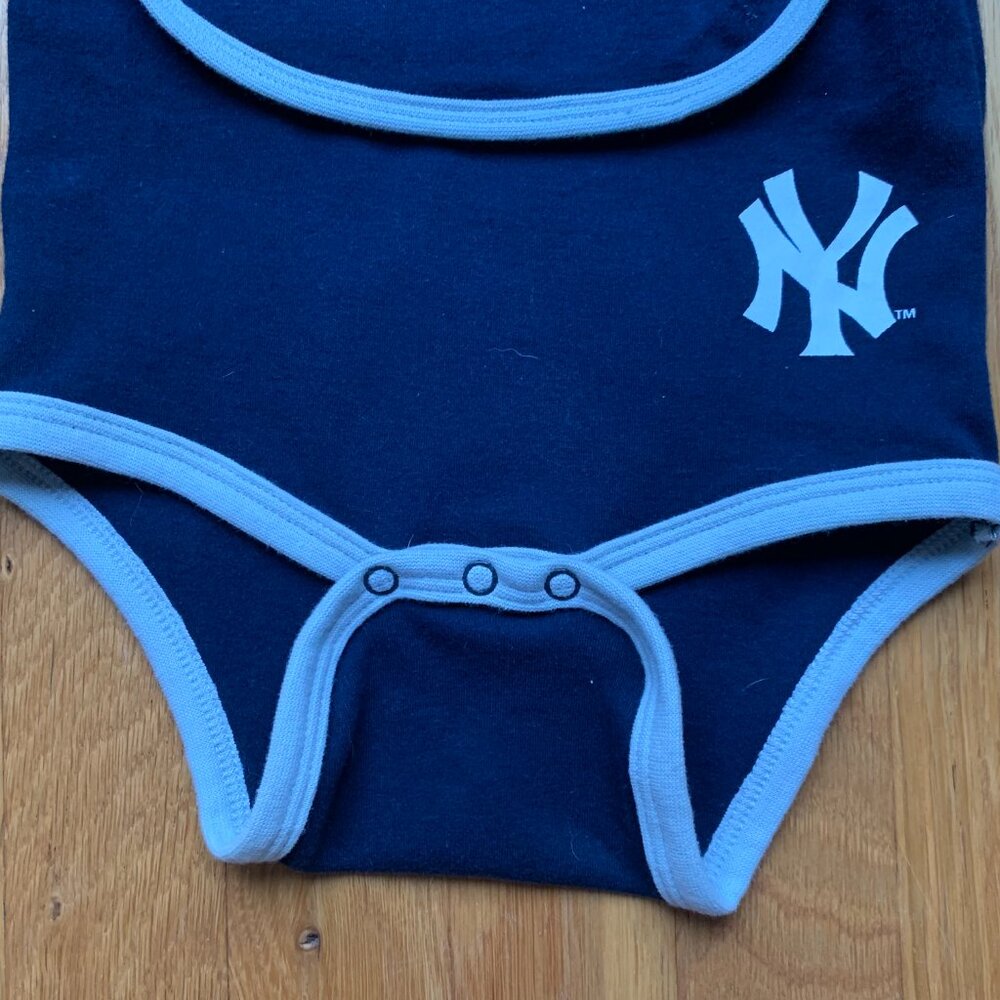 NWT Yankees 3-Piece Onesie Set 12 months Bib and Booties - Picture 7 of 13